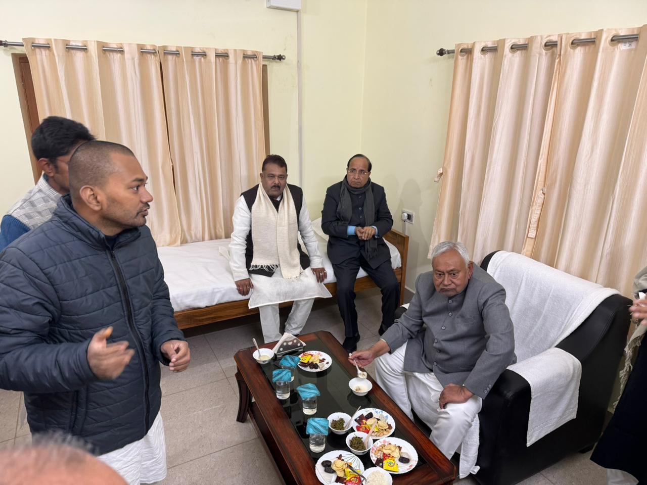 गेस्ट हाउस में मुख्यमंत्री के साथ बेटे निशांत कुमार ने कार्यकर्ताओं और पार्टी नेताओं के साथ नाश्ता किया।