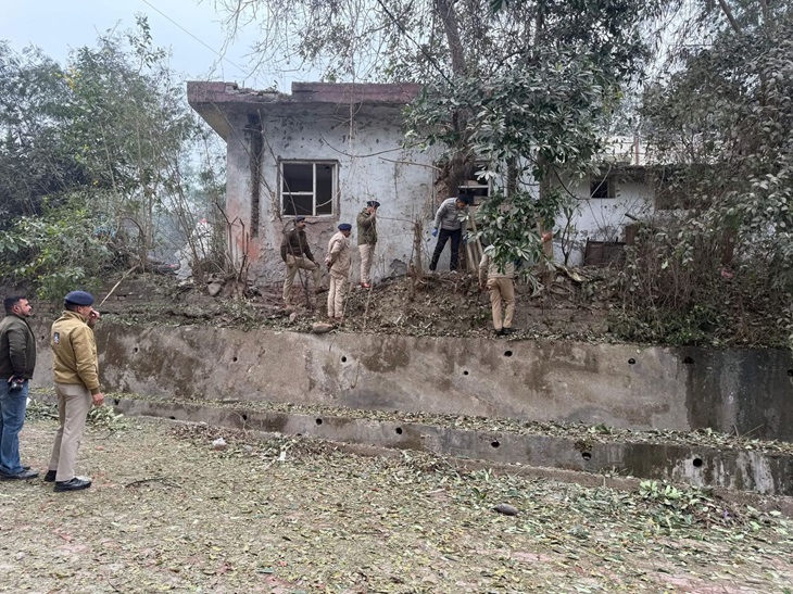 धमाके के बाद आसपास की बिल्डिंगों को खाली करवाकर पुलिस जांच में जुट गई।