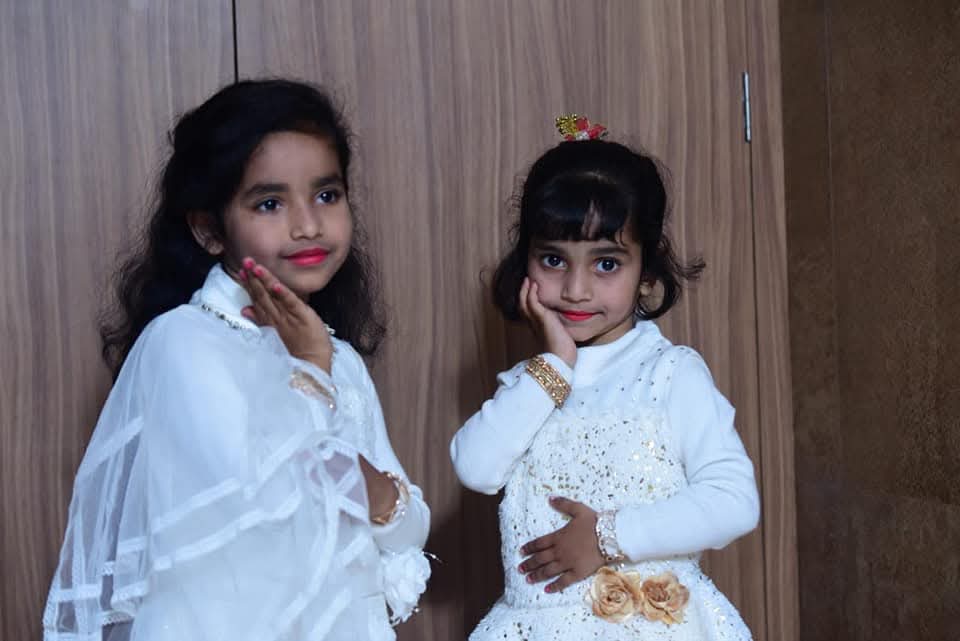 राम बाबू की दो बेटियां हैं। बड़ी बेटी ओजस्वी 13 साल, जबकि छोटी बेटी अन्वी 10 साल की है।