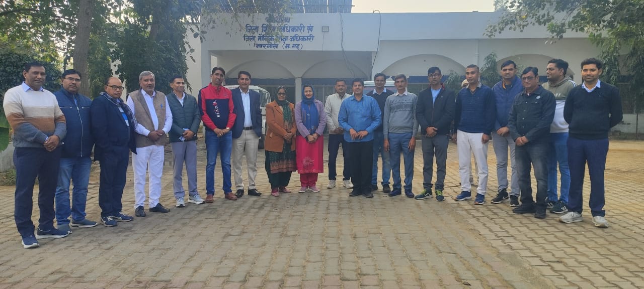 नारनौल में डीईओ से मिलने जाते हुए हसला सदस्य