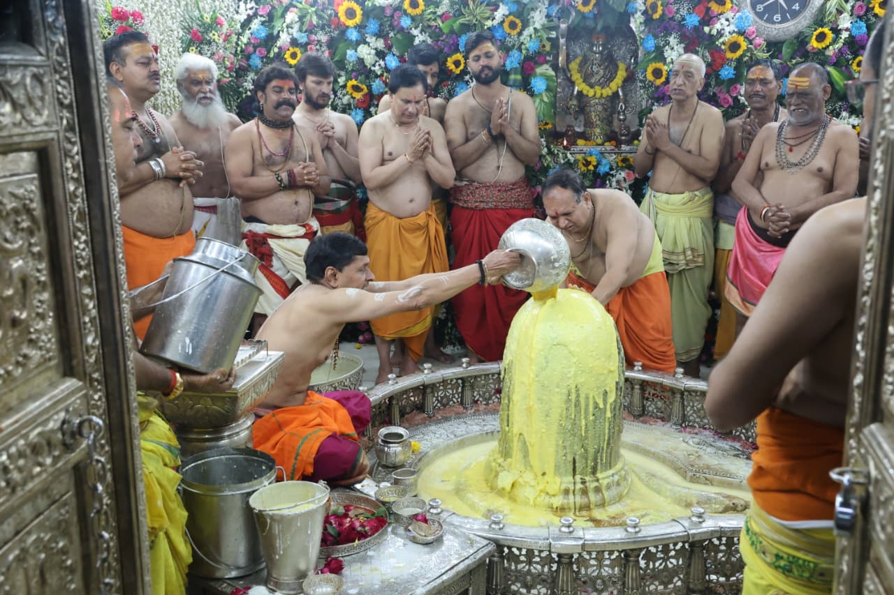 महाकाल का अभिषेक करते पंडे-पुजारी।