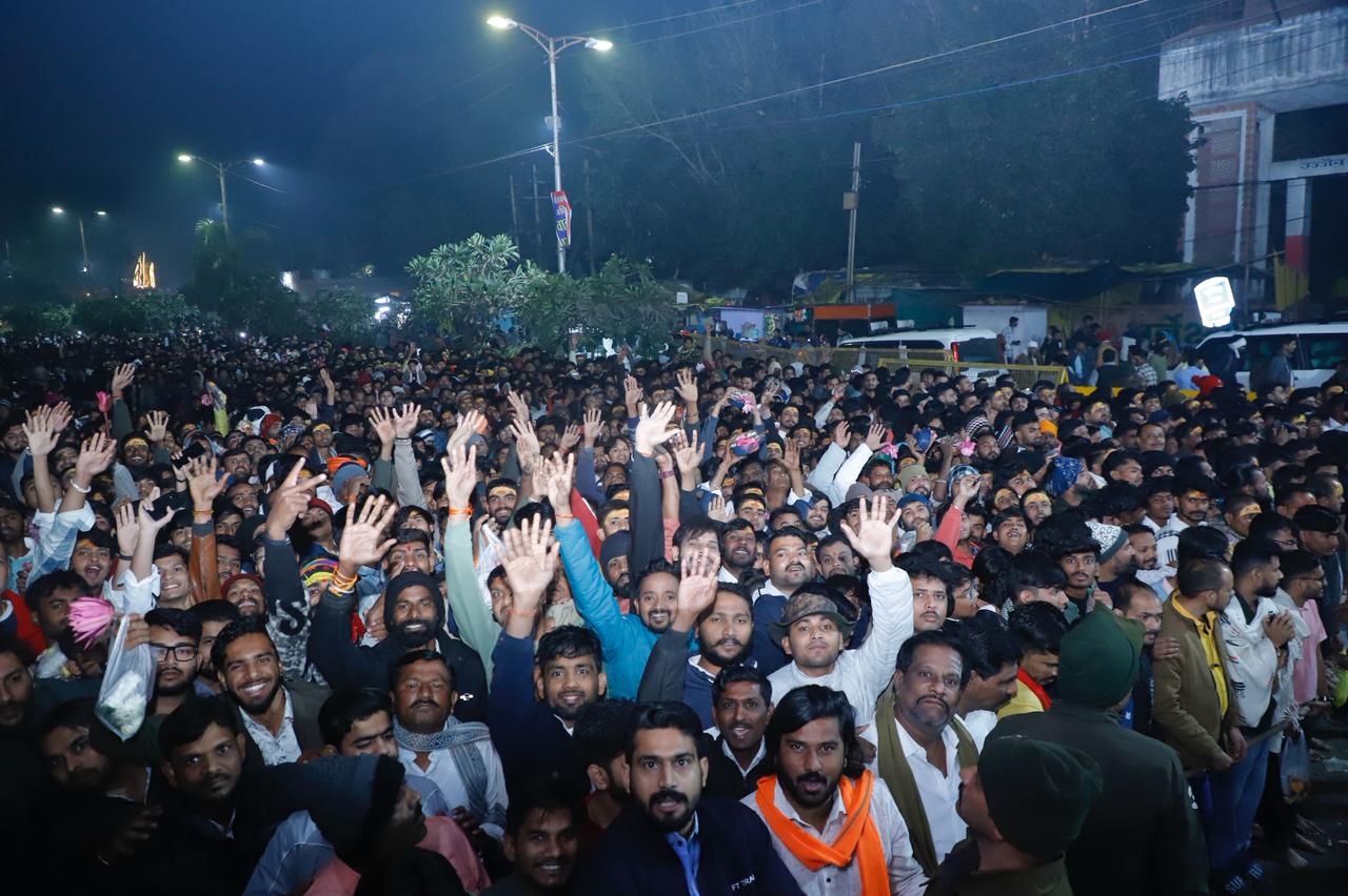 भस्म आरती में शामिल होने पहुंचे श्रद्धालु।