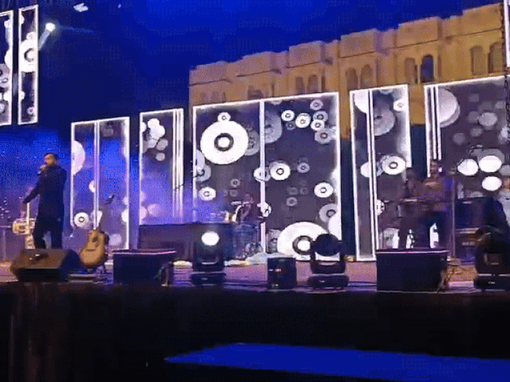 उदयपुर के रस्म रिसोर्ट में नव वर्ष की पार्टी में सिंगर राजीव राजा प्रस्तुति देते हुए।