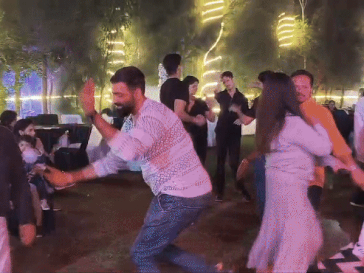 उदयपुर में ग्रुप पार्टी में झूमते हुए।