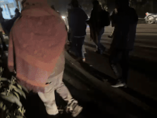 हादसे के बाद मौके पर जुटे लोग।