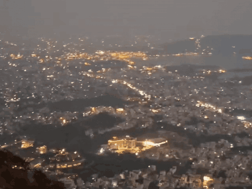 गोल्डन लाइट्स से जगमग होने के बाद ऊंचाई से शहर का व्यू काफी खुबसूरत दिखाई देने लगा।