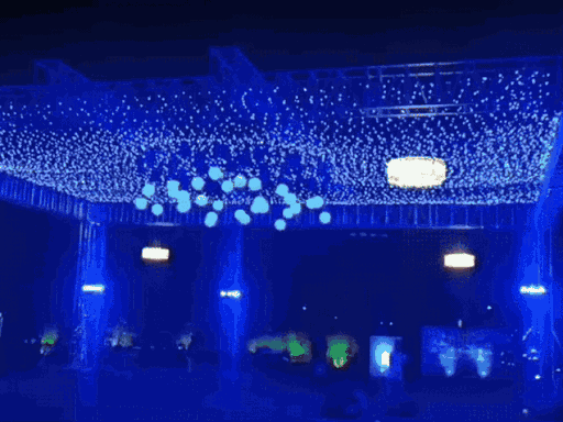 शहर में कई होटल्स और रिसोर्ट में पार्टी हुई, जो देर रात चली।