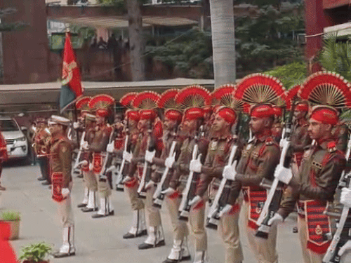 डीजीपी अजय सिंघल को सलामी देते पुलिस के जवान।