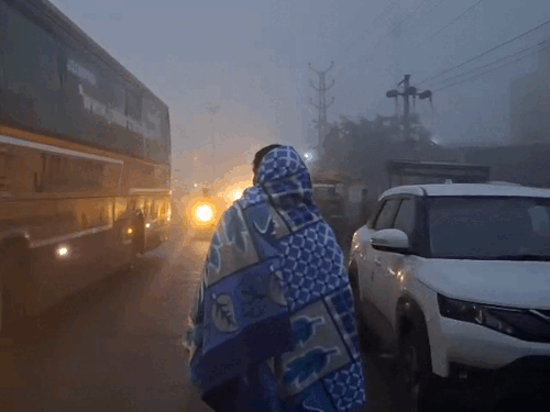 जालोर में कोहरे के बीच हाईवे से गुजरते हुए वाहन।