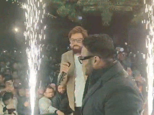 हिसार में प्रोग्राम के दौरान सिंगर मासूम शर्मा और आयोजक सजल जैन झूमते हुए। - Dainik Bhaskar