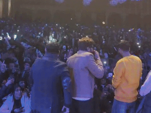 कार्यक्रम में खटोला सॉन्ग गाते सिंगर मासूम शर्मा।