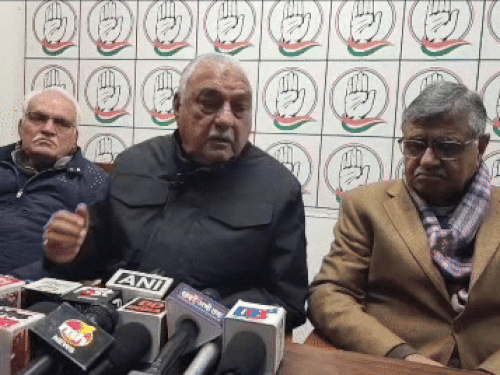 रोहतक में अपने निवास पर पत्रकारों से बात करते पूर्व सीएम भूपेंद्र सिंह हुड्‌डा।