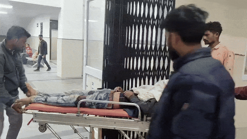 जिला अस्पताल में बॉडी को लाया गया।