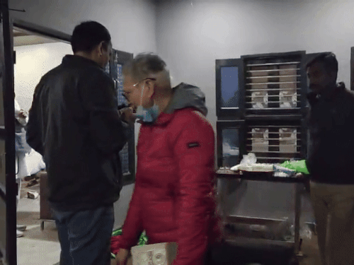 फार्म हाउस में कमरे की जांच करती एफएसएल टीम।