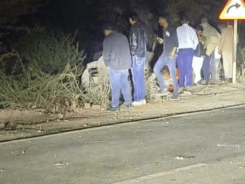 रेस्क्यू कर रहे लोगों ने बताया कि कार पूरी तरह जलकर खाक हो गई है। वहीं, पुलिस अधिकारियों का कहना है कि हादसे के कारणों की जांच की जा रही है।