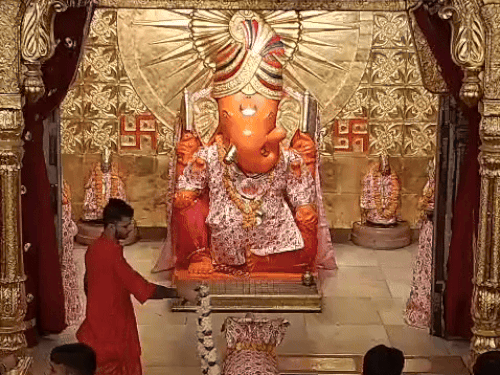 गणेशजी का आज विशेष सोने के मुकुट से श्रृंगार किया गया है।