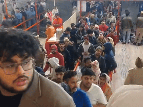 मोती डूंगरी श्री गणेशजी मंदिर में लंबी-लंबी कतारें लगी है।