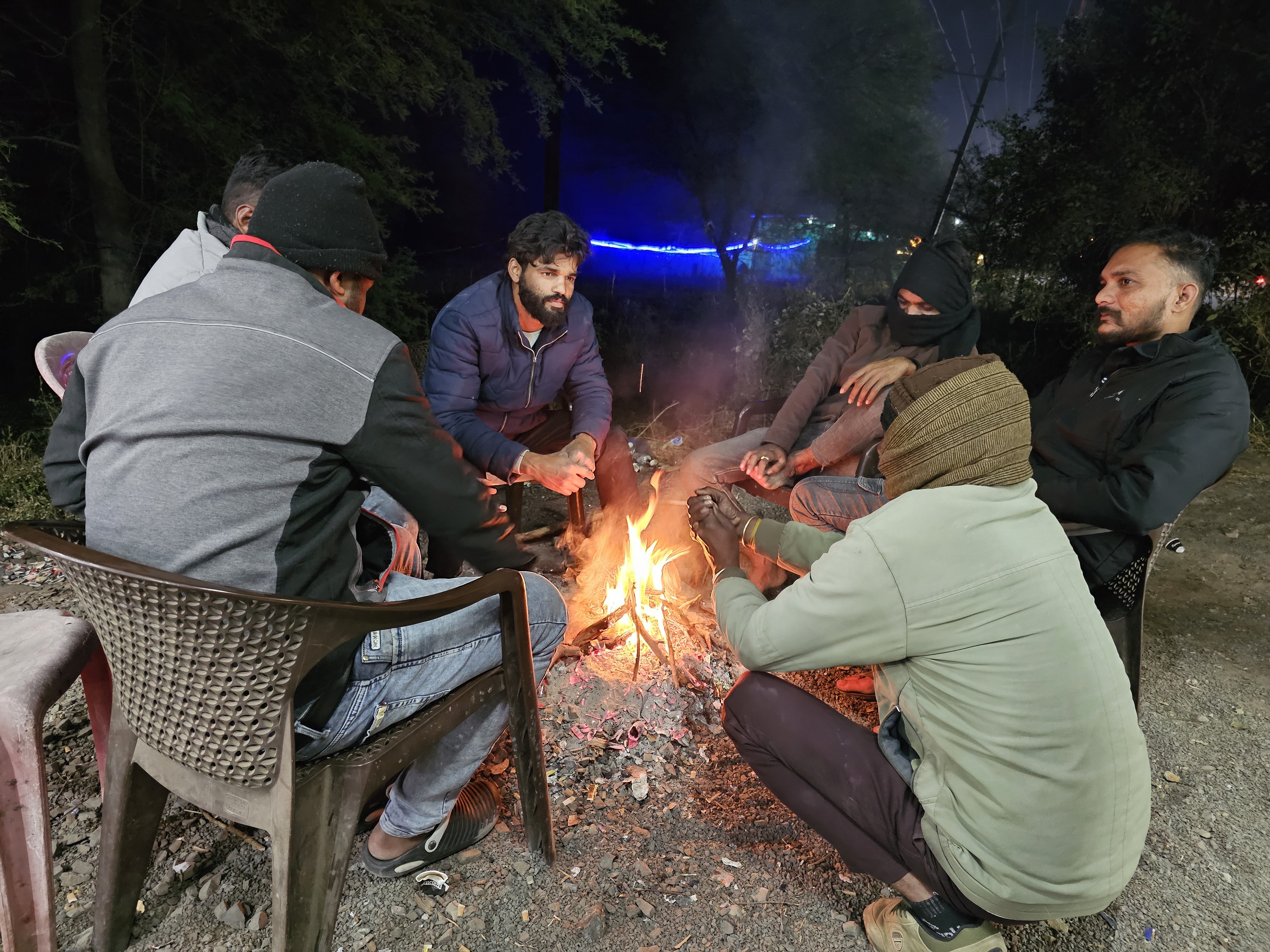 ठंड से राहत के लिए लोग अलाव का सहारा ले रहे है।