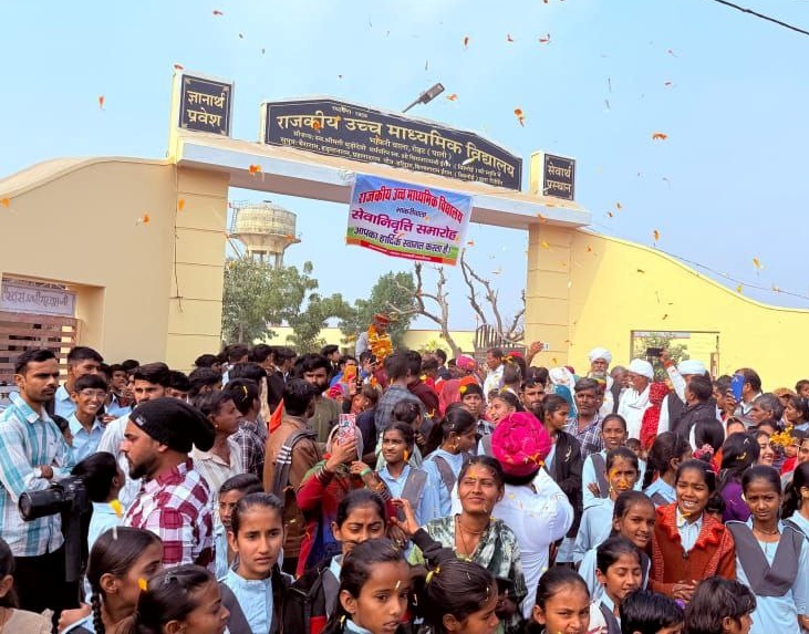 पाली के भाकरीवाला गांव में सेवानिवृत्त समारोह के दौरान टीचर की बंदौली में शामिल स्टूडेंट और ग्रामीण।