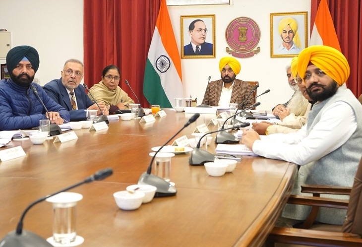 चंडीगढ़ में मंत्रियों के साथ मीटिंग करते हुए CM भगवंत मान।- फाइल फोटो