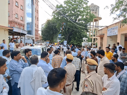 मनीष की मौत के बाद परिजनों ने सीकर के एसके अस्पताल में मॉर्च्युरी के बाहर धरना भी दिया था।