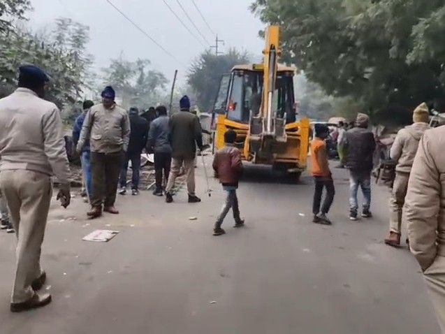 कथित तौर पर रेलवे की जमीन पर अवैध रूप से रह रहे लोग रोहिंग्या-बांग्लादेशी बताए जा रहे हैं।