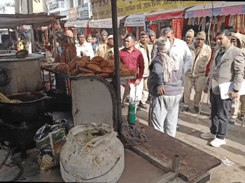 कार्रवाई के दौरान मौजूद पुलिस टीम।