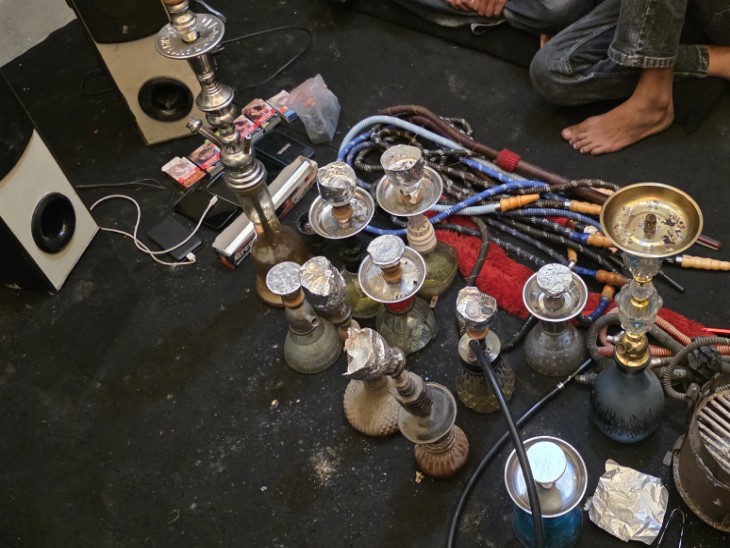 मौके पर मिले हुक्के, स्कूटी, माहौल आदि समानों को पुलिस ने जब्त किया है।