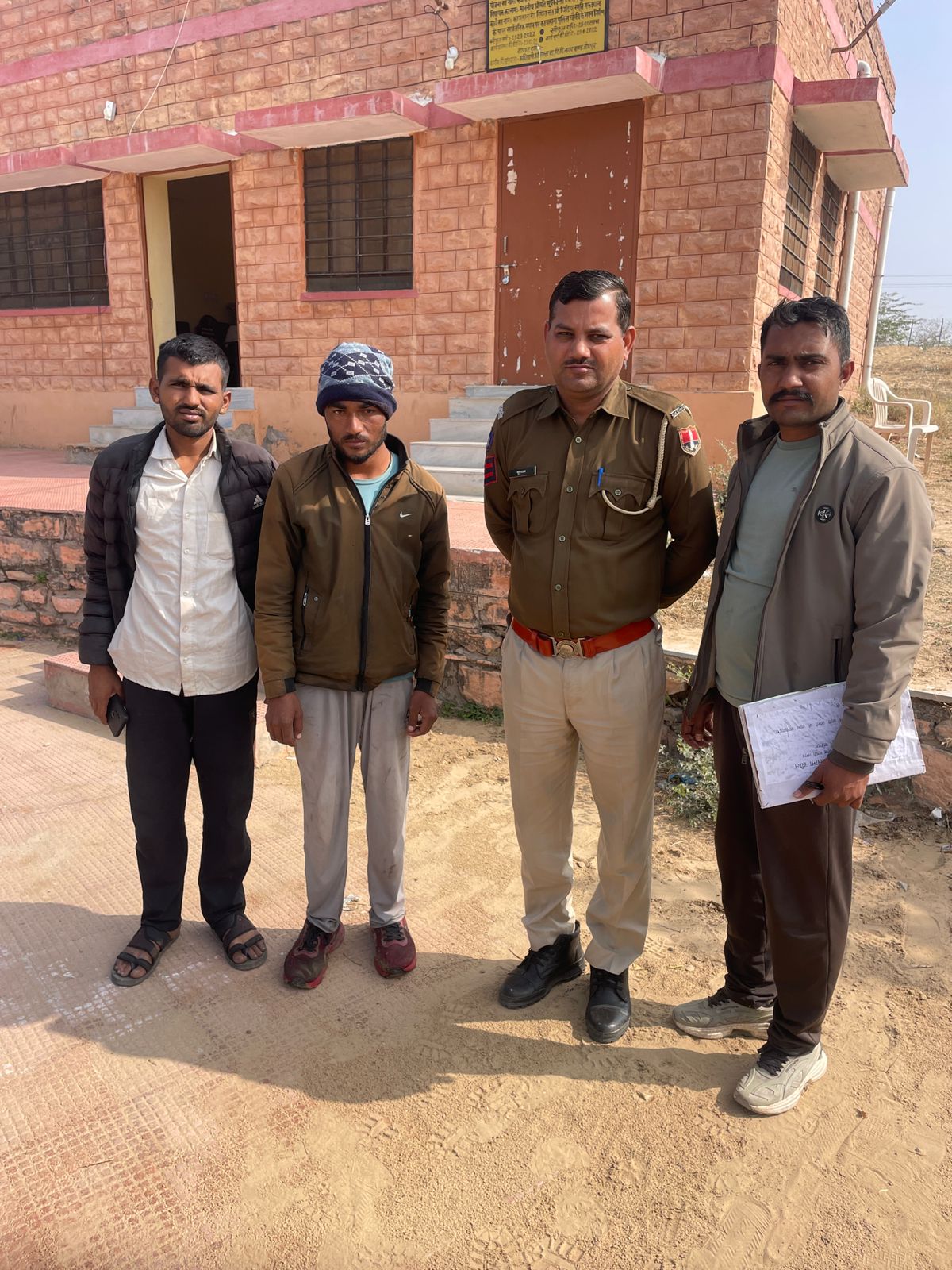 कायलाना झील में कूदकर आत्महत्या का प्रयास करने वाला इमरान (टोपी पहने हुए) और उसे बचाने वाली टीम।