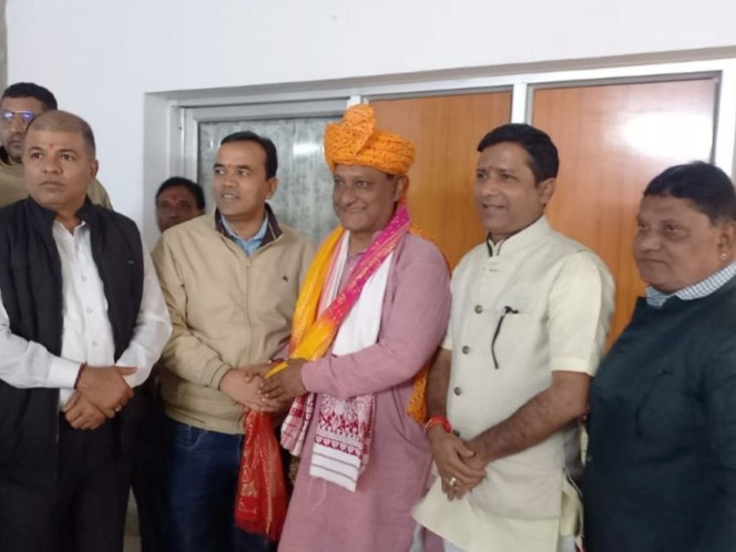 पाली के सर्किट हाऊस में राजस्थान राज्य अनुसूचित जाति वित्त एवं विकास आयोग के अध्यक्ष राजेन्द्र कुमार नायक का स्वागत करते भाजपा और दलित वर्ग के नेता। - Dainik Bhaskar