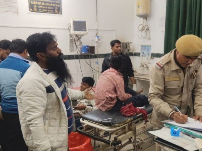 पाली के बांगड़ हॉस्पिटल में सड़क हादसे में घायल युवकों का उपचार करते हुए। - Dainik Bhaskar