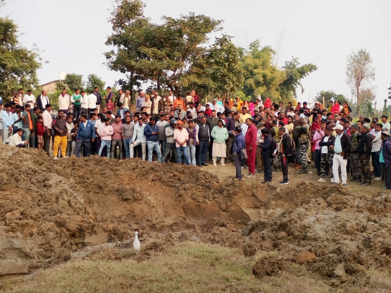 घटनास्थल पर जुटी लोगों की भारी भीड़।