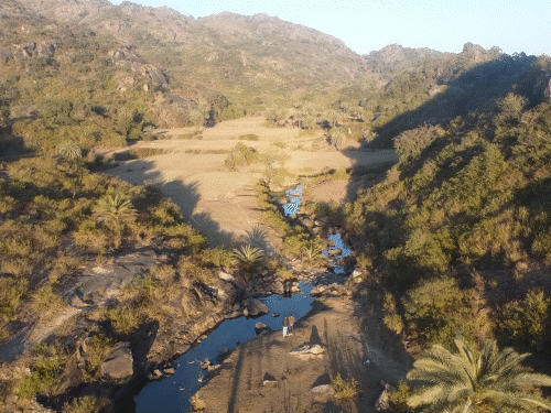 सिरोही के गुरुशिखर से उतरज और शेरगांव जाने के रास्ते में जंगल और पहाड़ियों के बीच कुछ इस तरह से साफ पानी बहता दिख जाता है।