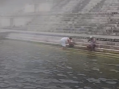 फोटो राजसमंद झील की है। यहां शुक्रवार सुबह घना कोहरा छाया रहा।