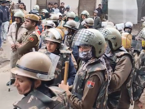 मौके पर पुलिसकर्मियों के अलावा कई अलग-अलग सुरक्षा एजेंसी की भी टीमें मौजूद हैं।