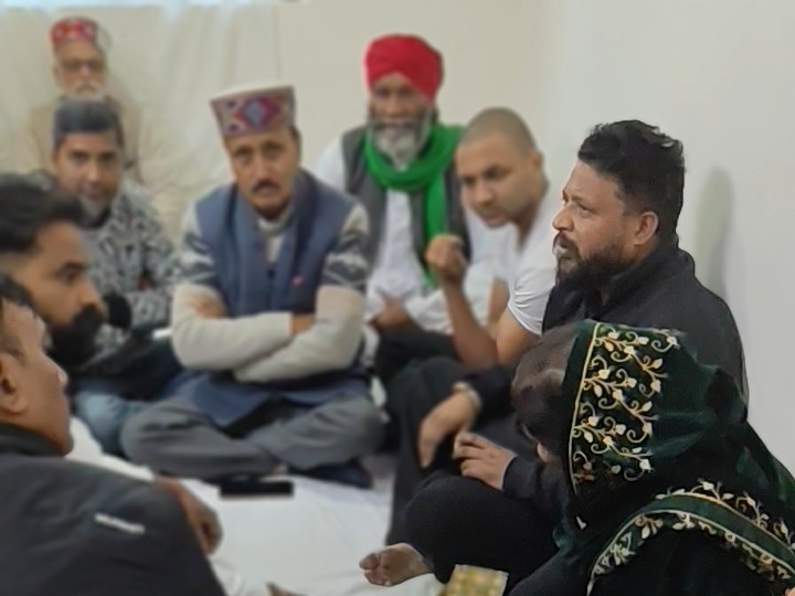 धर्मशाला में मृत छात्रा के घर उमड़ी भीड़:  भाई बोला-प्रोफेसर ने क्लॉस से बाहर निकाला, बहन डिप्रेशन में गई, पुलिस-कॉलेज प्रशासन की कार्यप्रणाली पर सवाल – Dharamshala News