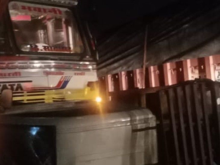 भारतमाला हाईवे पर तेज रफ्तार ट्रेलर ने ऑटो और पिकअप को टक्कर मारी।