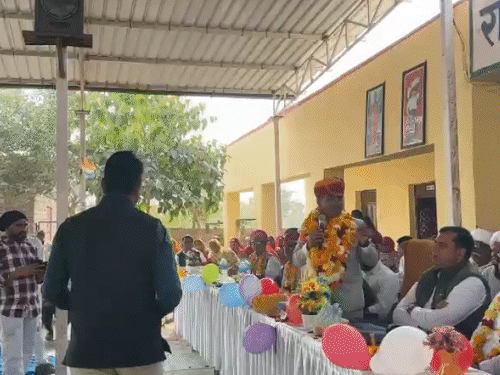 भाकरीवाला गांव के सरकारी स्कूल में रिटायरमेंट पर समारोह का आयोजन किया गया।