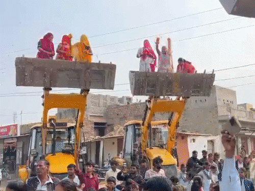 टीचर दाऊलाल सैन के रिटायरमेंट समारोह में ग्रामीणों ने जेसीबी से फूल बरसाए। - Dainik Bhaskar