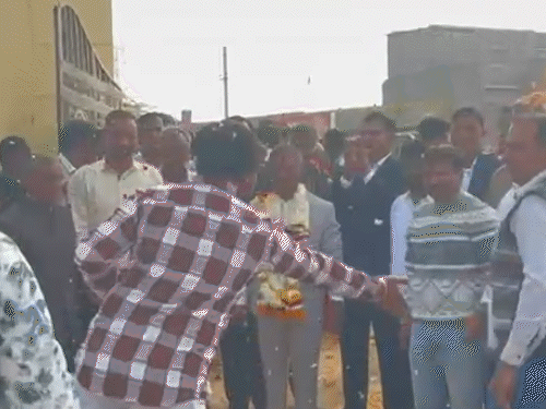 ग्रामीणों ने टीचर दाऊलाल सैन को फूल मालाओं से लाद दिया।