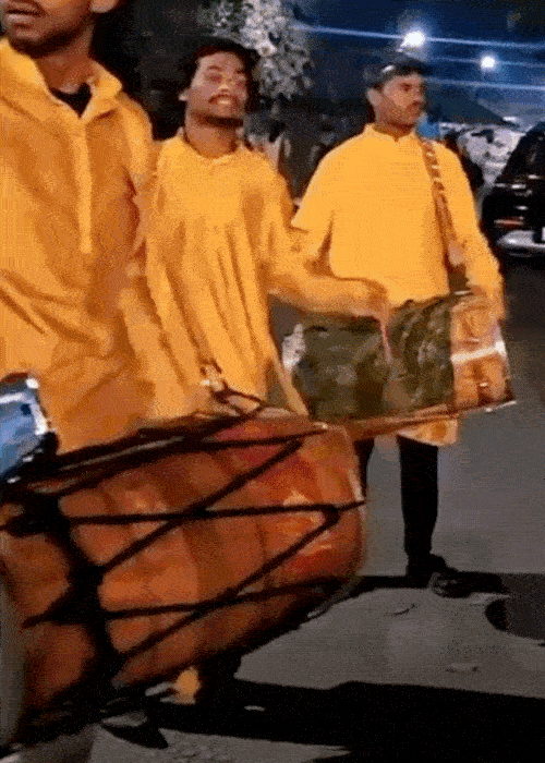 आश्रम के बाहर ढोल-नगाड़े बजाकर आसाराम का स्वागत किया गया।