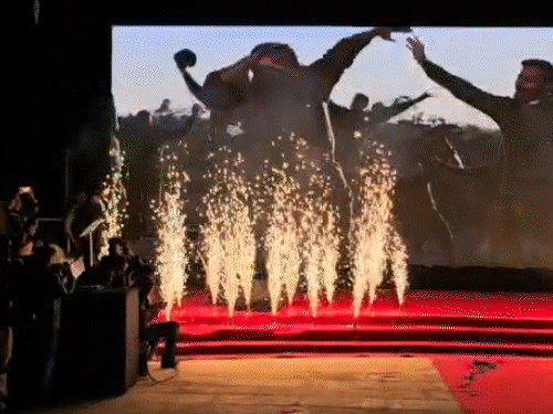 तनोट माता मंदिर के सामने ऑडिटोरियम में आतिशबाजी के साथ गाने की लॉन्चिंग की गई।