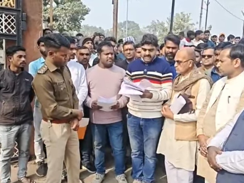 एफआईआर दर्ज होने के बाद से ही संगठन के अंदर असंतोष बढ़ रहा था, जो अब सार्वजनिक विरोध में बदल गया है।