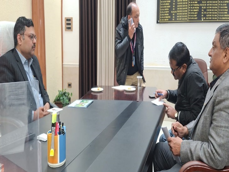 नए आयुक्त ने अधिकारियों से विकास कार्यों की जानकारी ली।