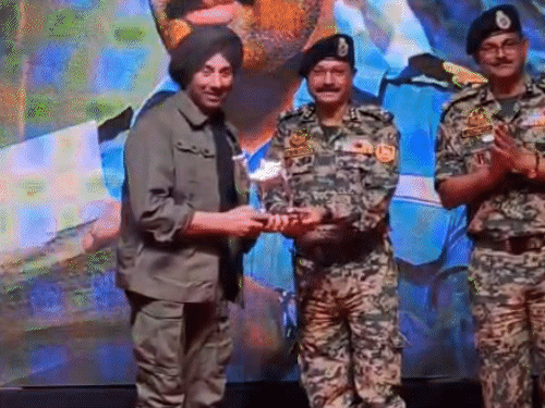 बीएसएफ के जवानों फिल्म अभिनेता सनी देओल को मोमेंटो देकर सम्मानित किया।