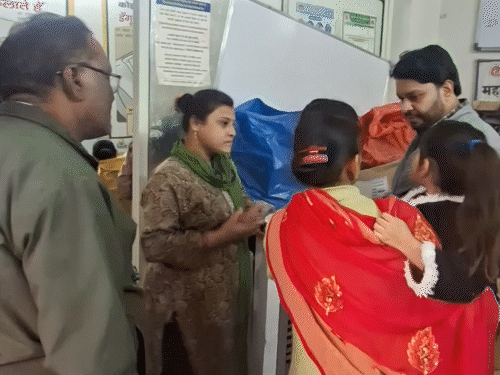 परिजन छोटी परेशानी होने पर भी बच्चों को अस्पताल ले जा रहे हैं।