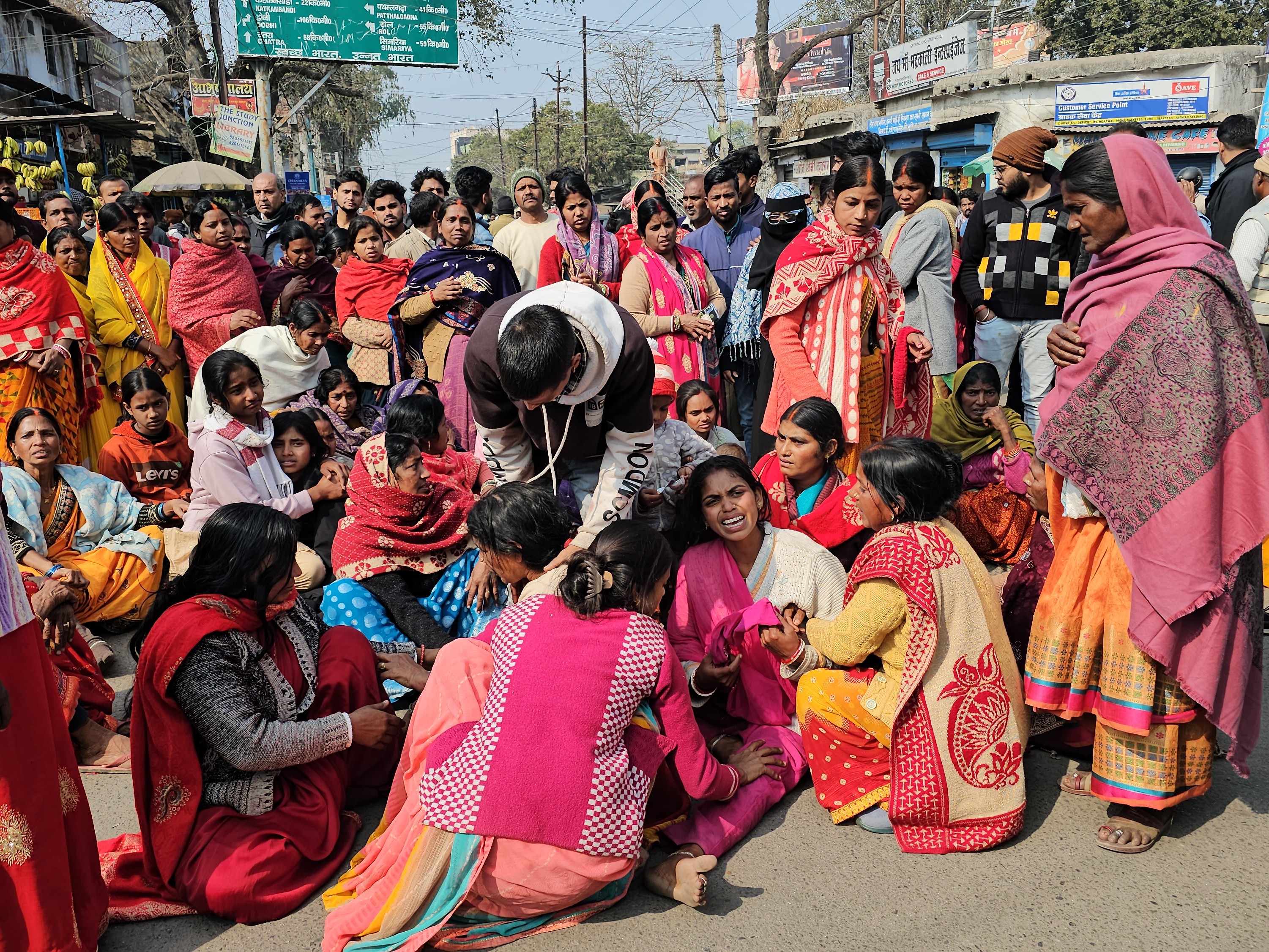 रोते-बिलखते परिजन।
