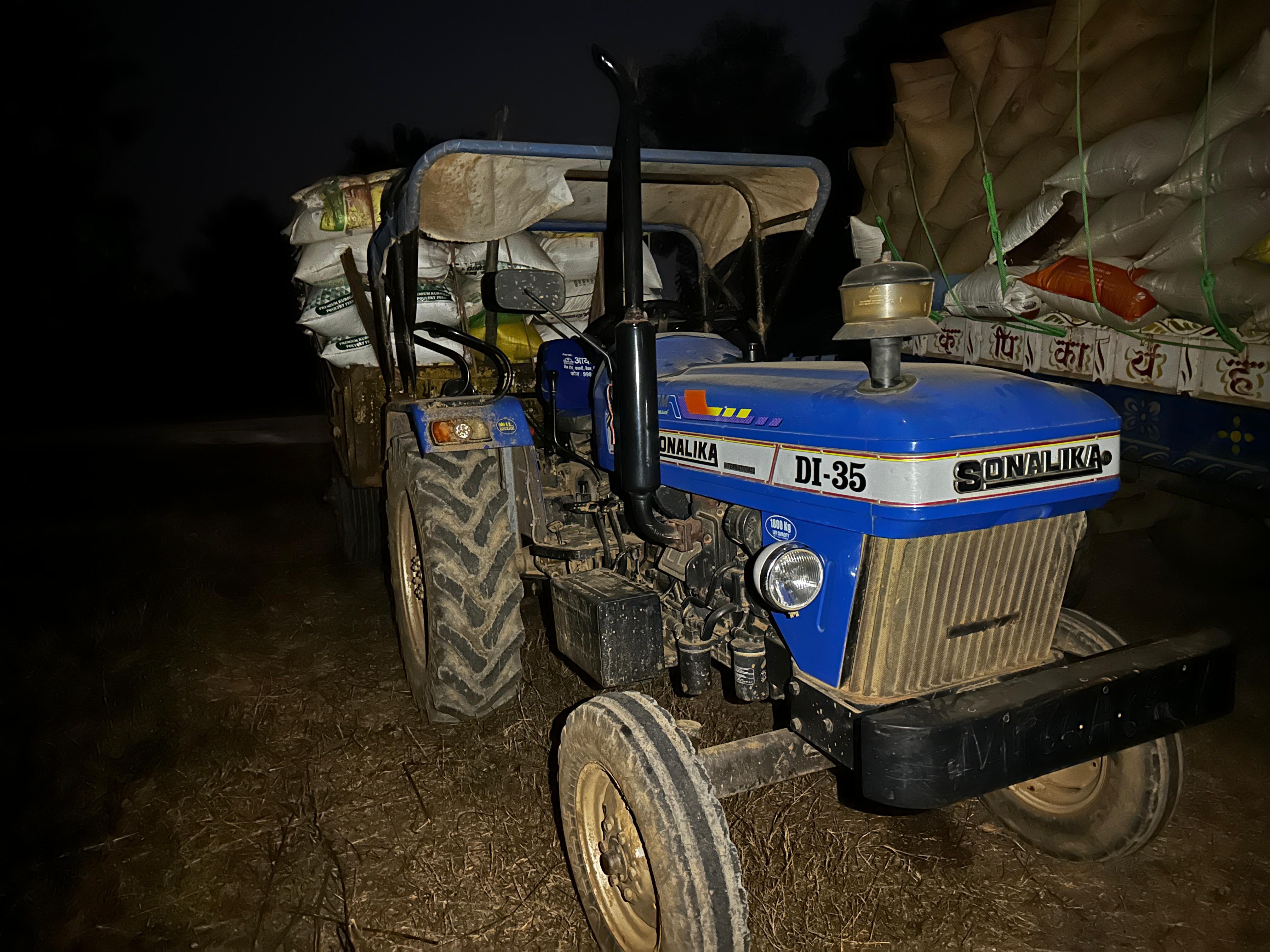 बिना नंबर प्लेट का ट्रैक्टर भी पकड़ा गया।