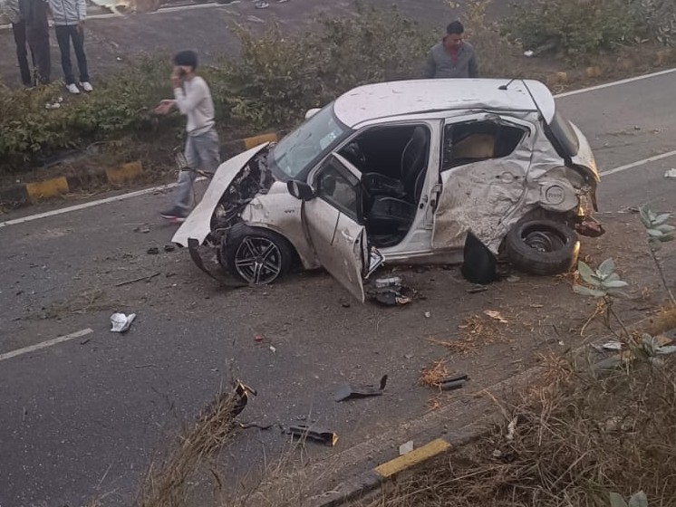 हादसे में क्षतिग्रस्त हुई स्विफ्ट कार।