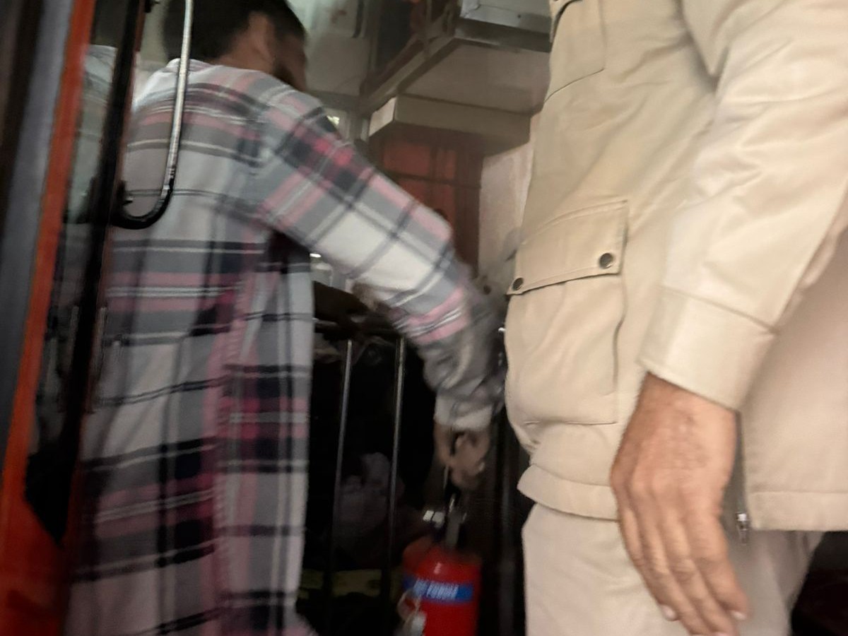 बस में धुआं उठने लगा और यात्रियों में हड़कंप मच गया।